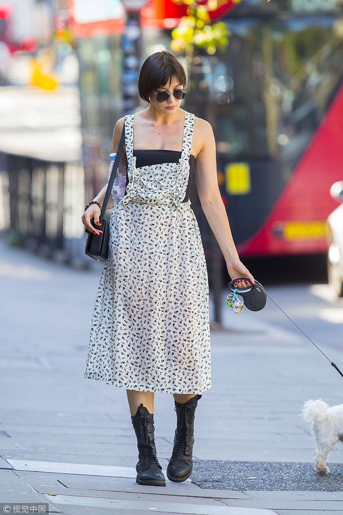少女壮士！黛西罗易腋下夹矿泉水出街遛狗  “围裙风”背带裙展甜