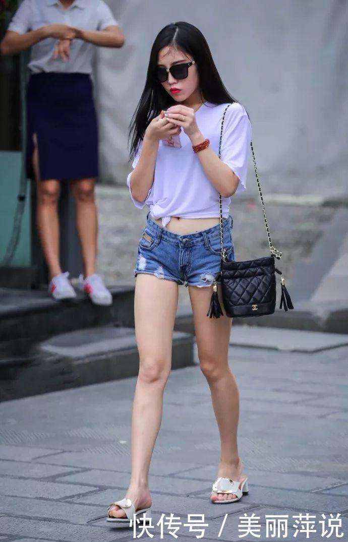  [性感]美女街拍身材苗条，大长腿穿牛仔短裤的长发性感美女