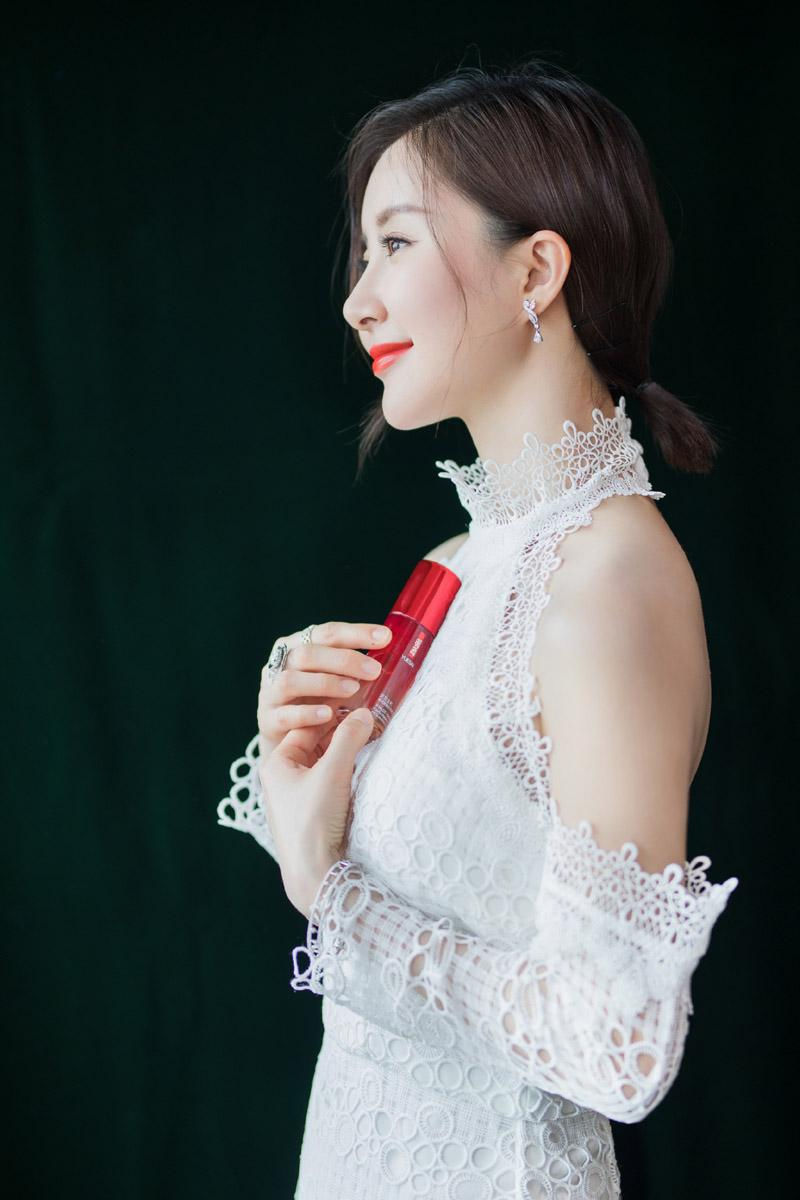 31岁舒畅一袭白色镂空长裙出席某代言活动，气质优雅，女人味十足