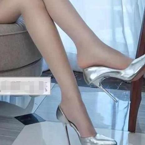 穿上去根本不想脱下！银色高跟鞋，充满洋气，阳光下发出亮眼光芒