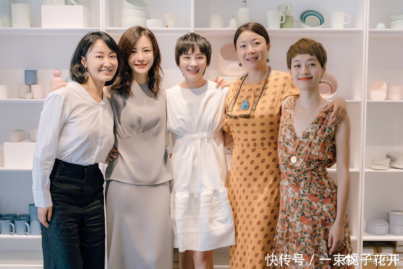 【气质】马伊琍打扮精致和闺蜜聚会,涂橘红色口红站边上,颜值气质双在线