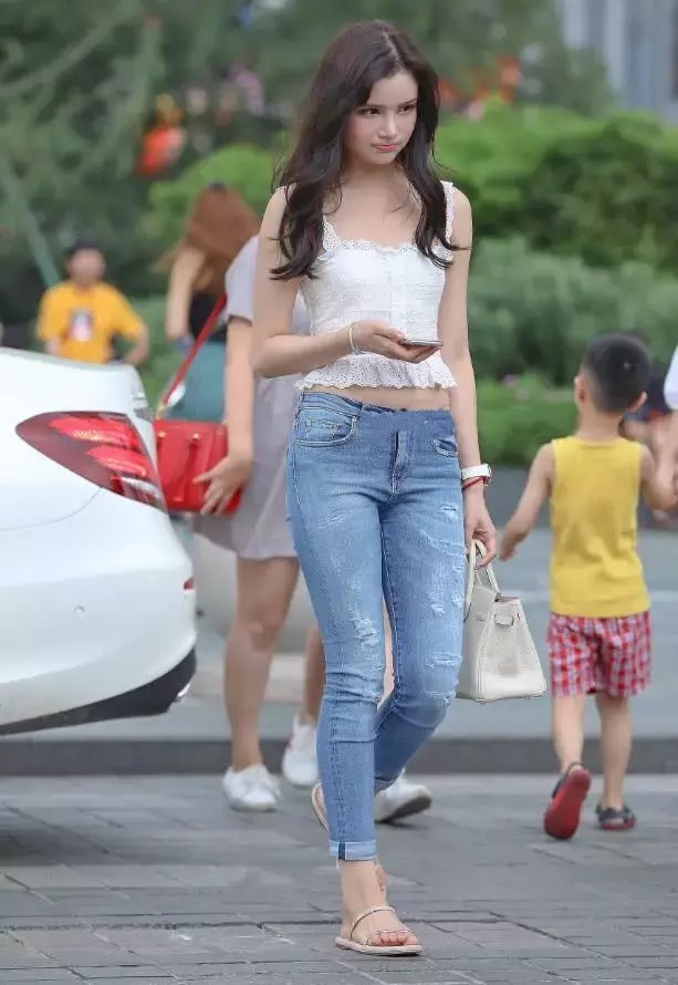 设计|小姐姐,吊带衫肩带是方形设计,领口处还有花边,非常清新