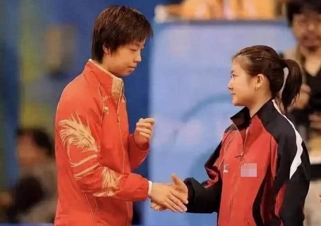 「乒乓球运动员」结婚后被宠成“闺女”,宅在家江宏杰为福原爱做美甲