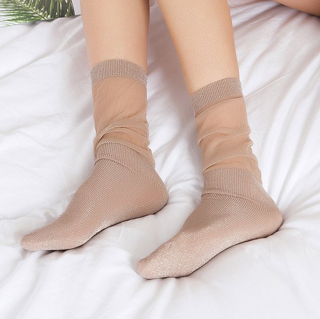 光脚穿高跟鞋易出汗打滑，刚上市的新款丝袜，透气好看脱鞋不尴尬