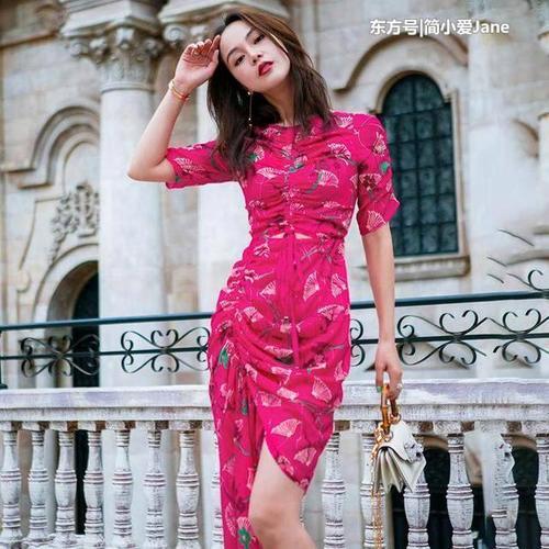 线条姣好，性感紧身裙彰显女性苗条身材