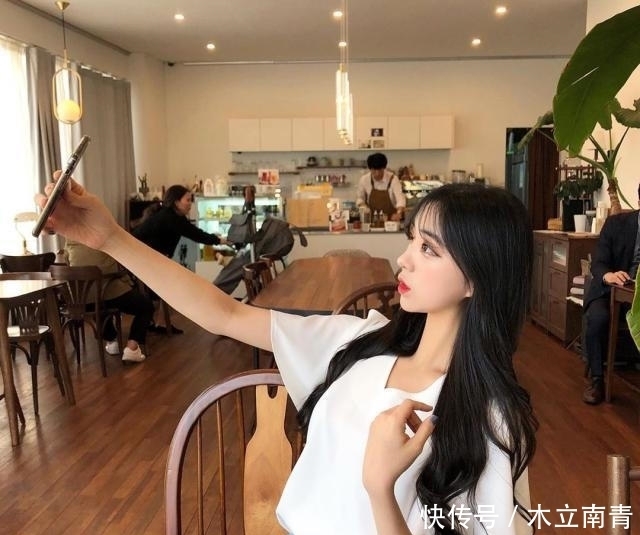  [舒适]火遍街头的“牛仔裤”，美女穿出了腿长的精髓！