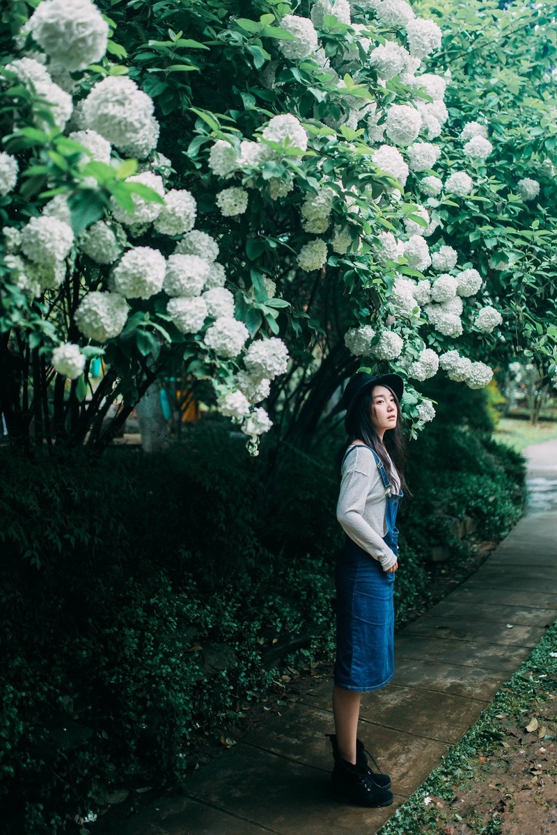 素颜大眼美女牛仔背带裤初夏写真