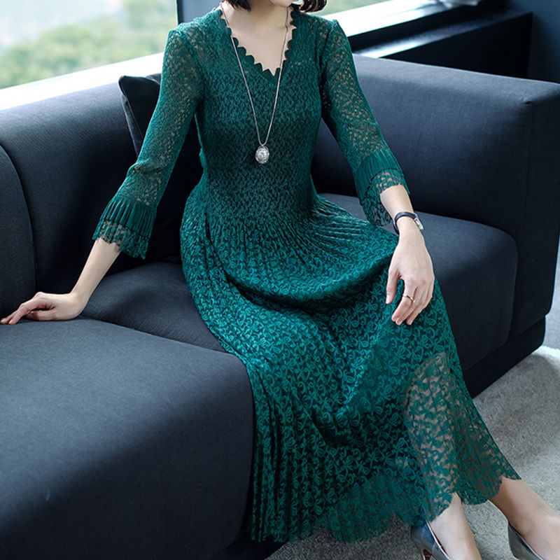 丰满的女人不正经?瞧瞧下面女人穿“蕾丝秋裙”，美嫩女人味十足