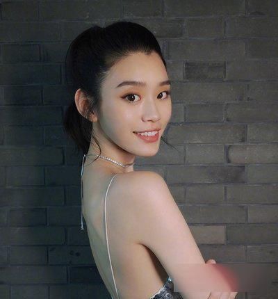 长发女生在家也不要散着头发，这样扎起来随意又有女人味儿！