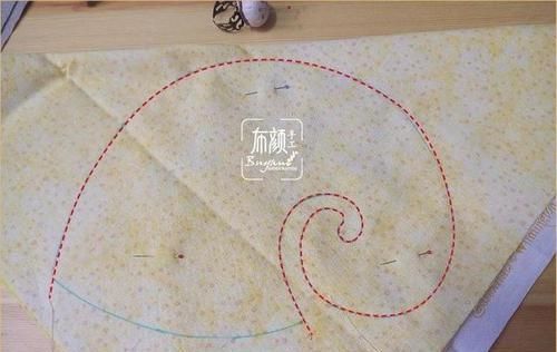 「布艺」一小块花布就能做玩偶,布艺蜗牛玩偶,做抱枕好舒服,附教程