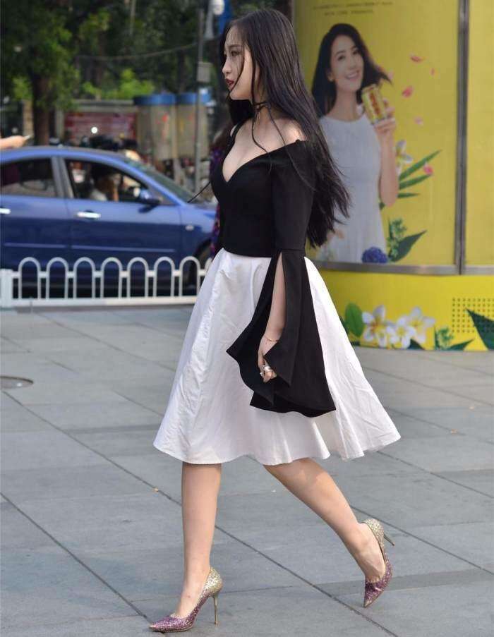 街拍: 一件裙子就足以将丰满的身材凸显出来