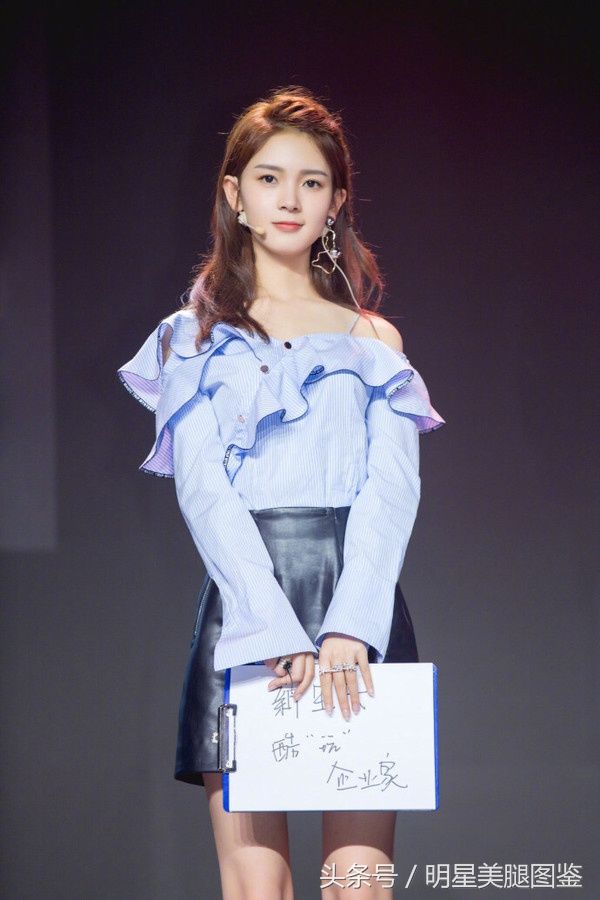 小脸美女陈瑶时尚写真，肤色是真的白 脸是真的小