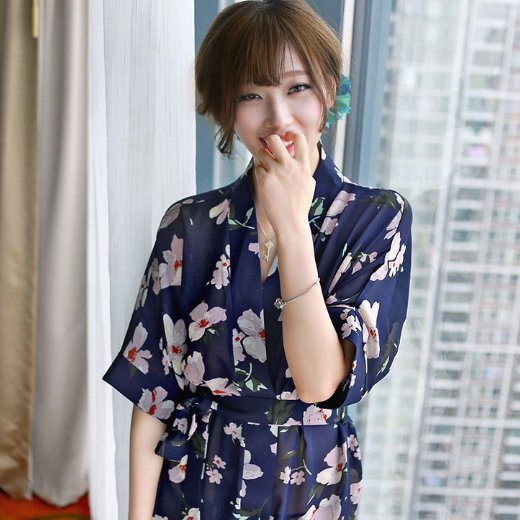 很多国外少女，洗完澡不穿文胸，直接穿这种睡衣，真的很性感迷人