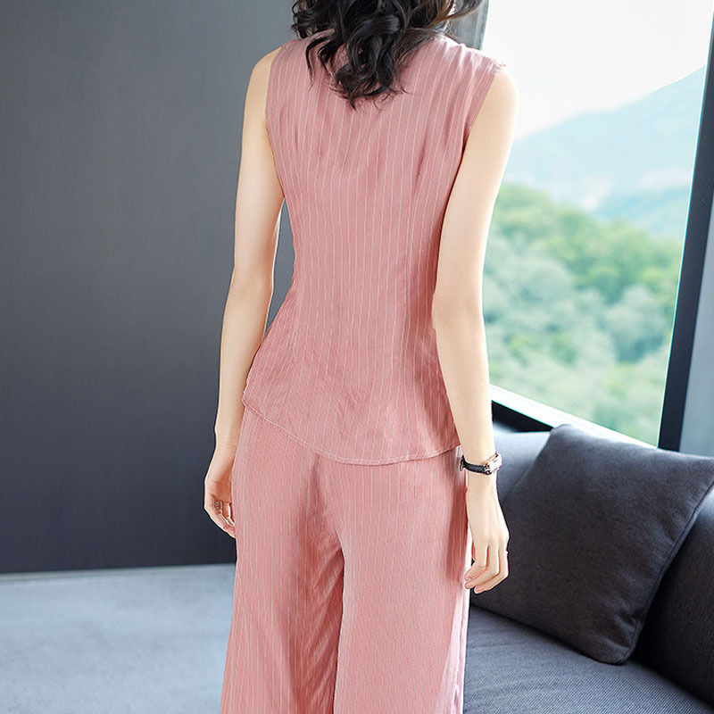 70后姐姐真会打扮，这些时尚套装穿身上，嫩美得像18岁小姑娘