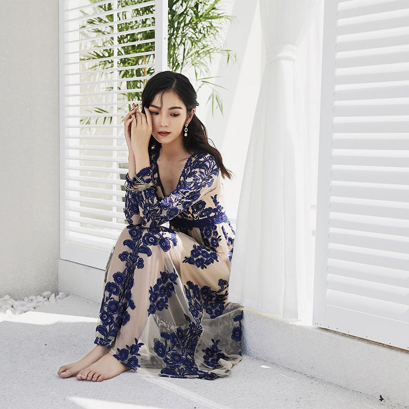 现在的女人去海边不兴穿比基尼，最流行穿这靓眼的“度假裙”呢