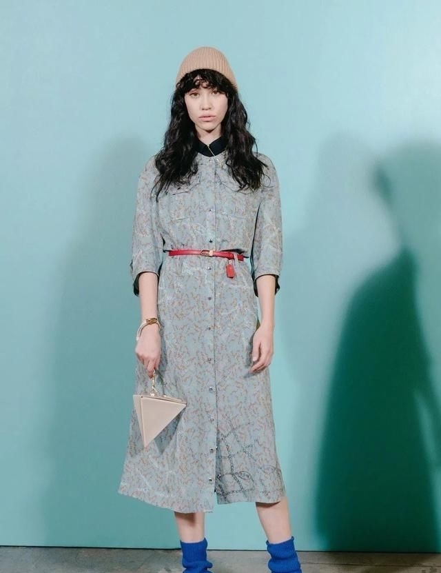 碎花:“东洋好肉体”水原希子登台,一身碎花裙可爱俏皮,国宝女孩