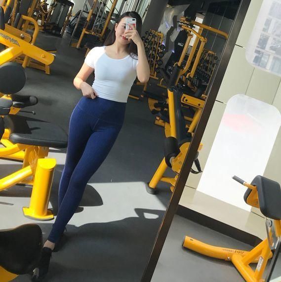 修身立体版紧身打底裤:小姐姐时尚漂亮的打扮，看起来更加自然!