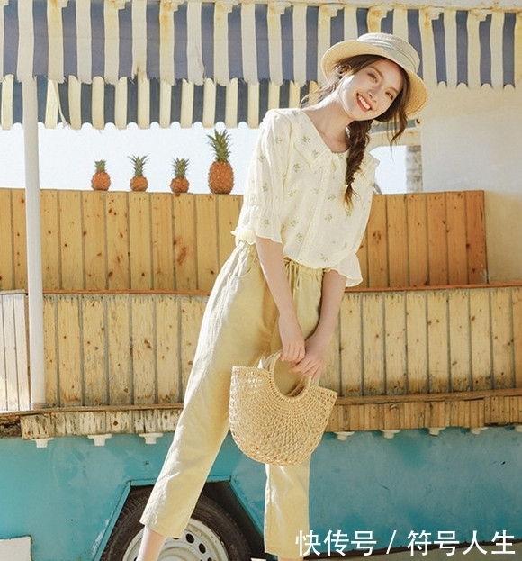  『沿途』出游的碎花单品怎么穿出甜美系？教你这样穿，美过沿途风景