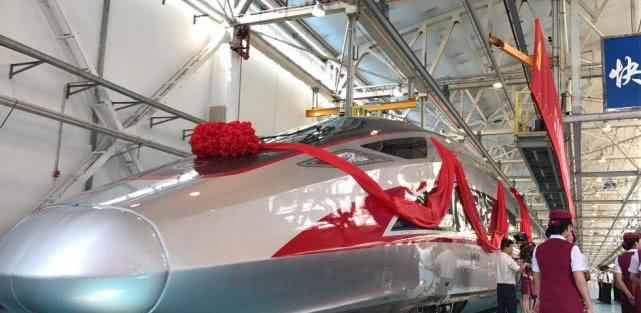 中国标准动车组复兴号亮相 明天首发京沪高铁