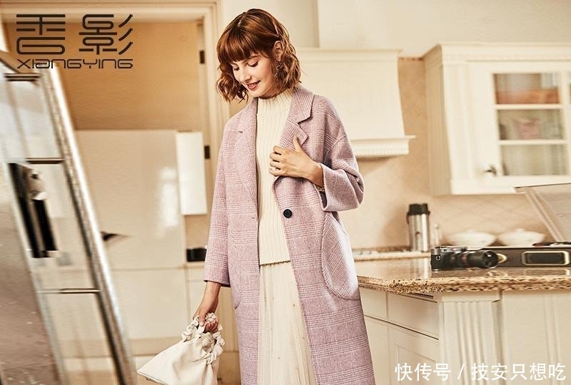 #女人#在强调一次穿大衣别搭阔腿裤,看看下面女人怎么穿,美的与众不同