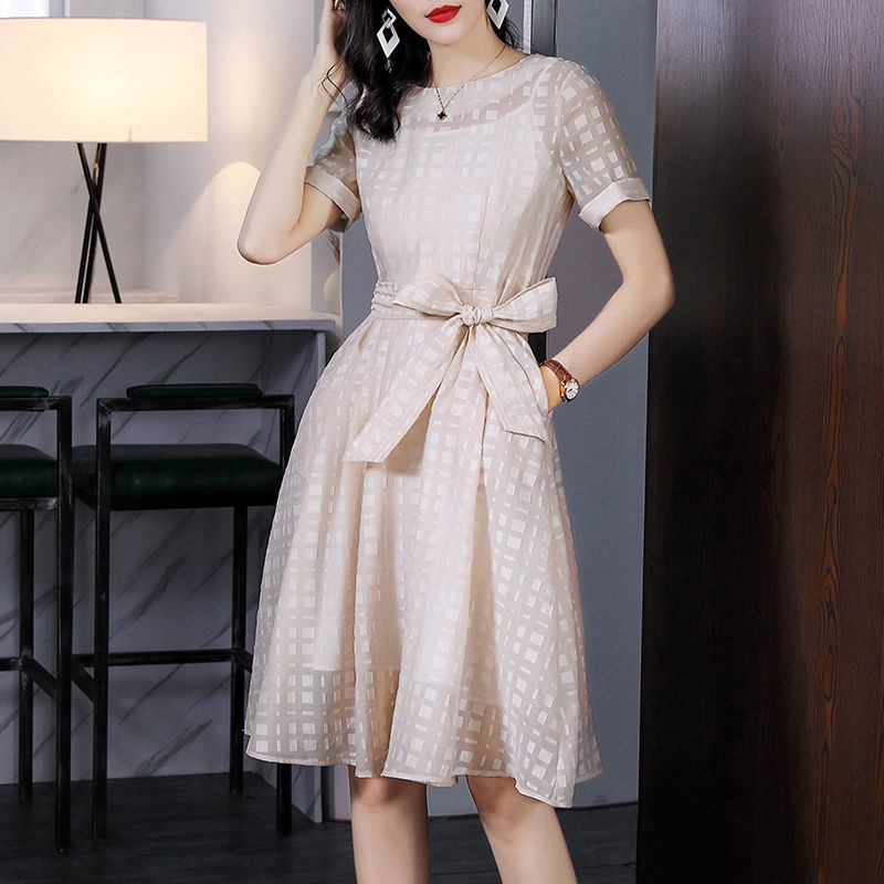 虽然48岁了，但我绝不做老女人!多穿这样温柔裙，显年轻超美嫩