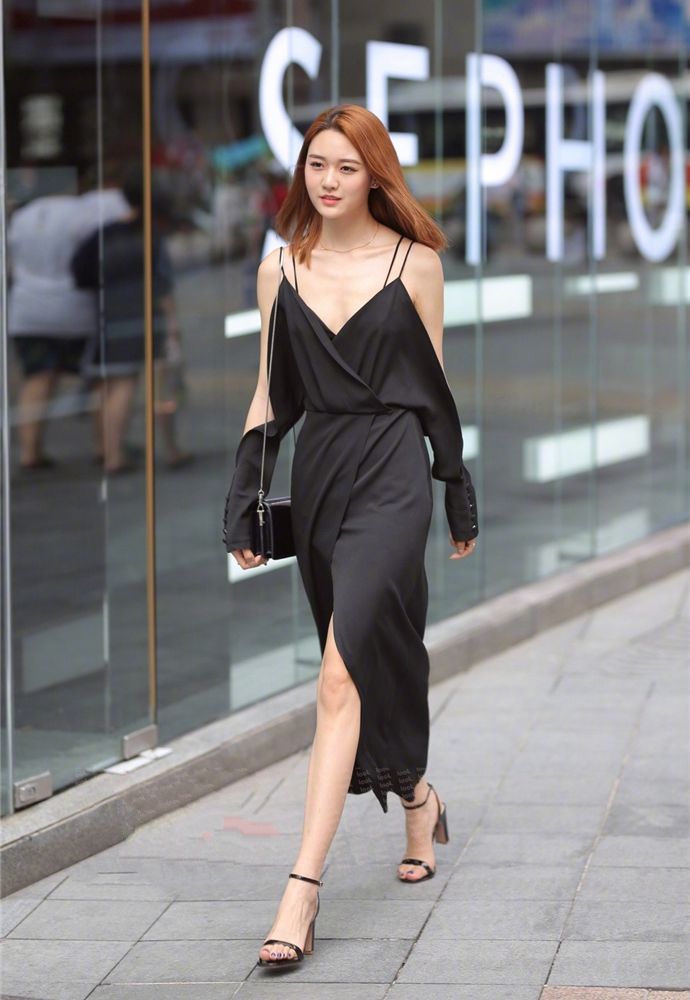 街拍路人，三款不一样的鞋子穿搭对比，在夏天拖鞋明显更受人喜爱