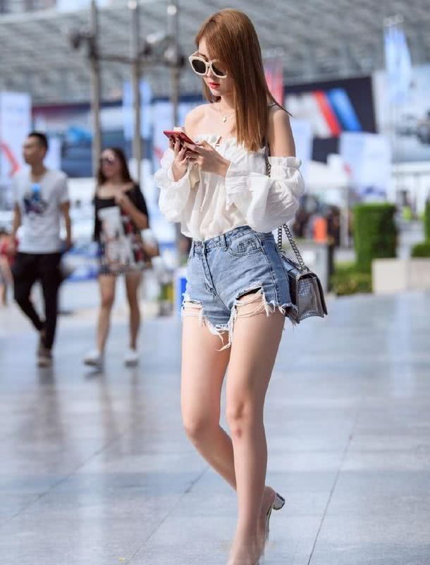 街拍：小姐姐搭配热裤展现优雅身姿，穿出属于自己的不同风格！