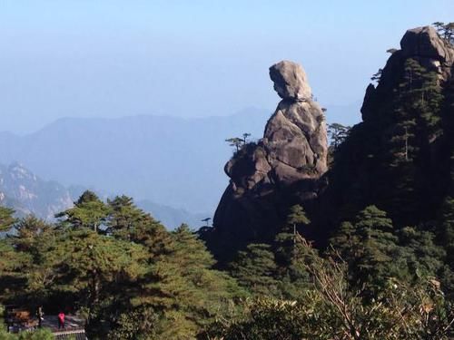 江西小县城与三省交界，为景区建两个高铁站，老百姓吐槽太偏僻