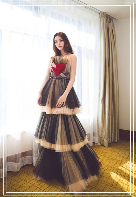 林允瘦到脱相？素颜现身变大妈，网友：不化妆就出门谁给的勇气？