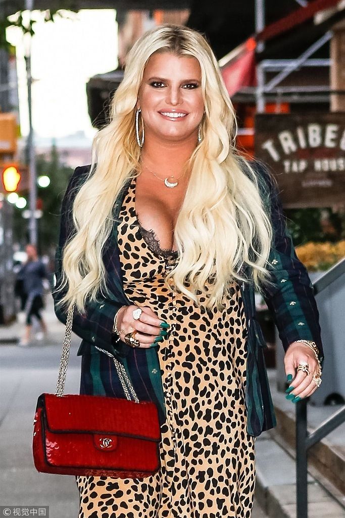 杰西卡穿豹纹长裙丰满美胸“呼之欲出” 对镜咧嘴大笑露牙不拘小