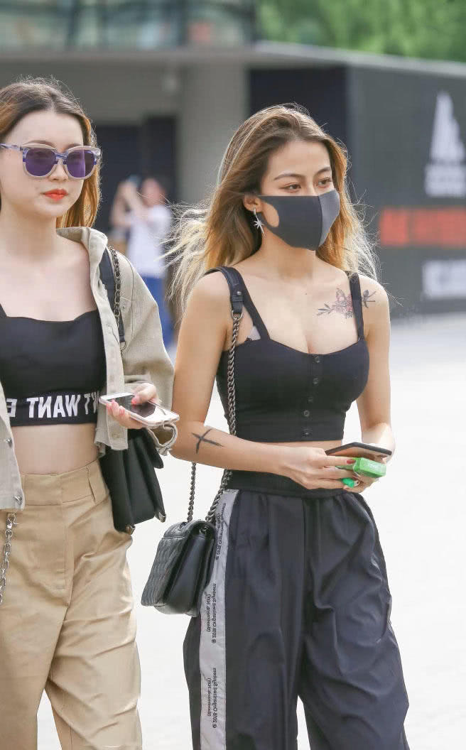 时尚小姐姐穿黑色吊带秀出丰腴饱满曲线，火辣身材很有看点