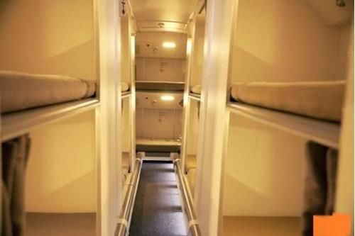 航班飞十多个小时，空姐在哪里睡觉呢？原来她们有个暗室