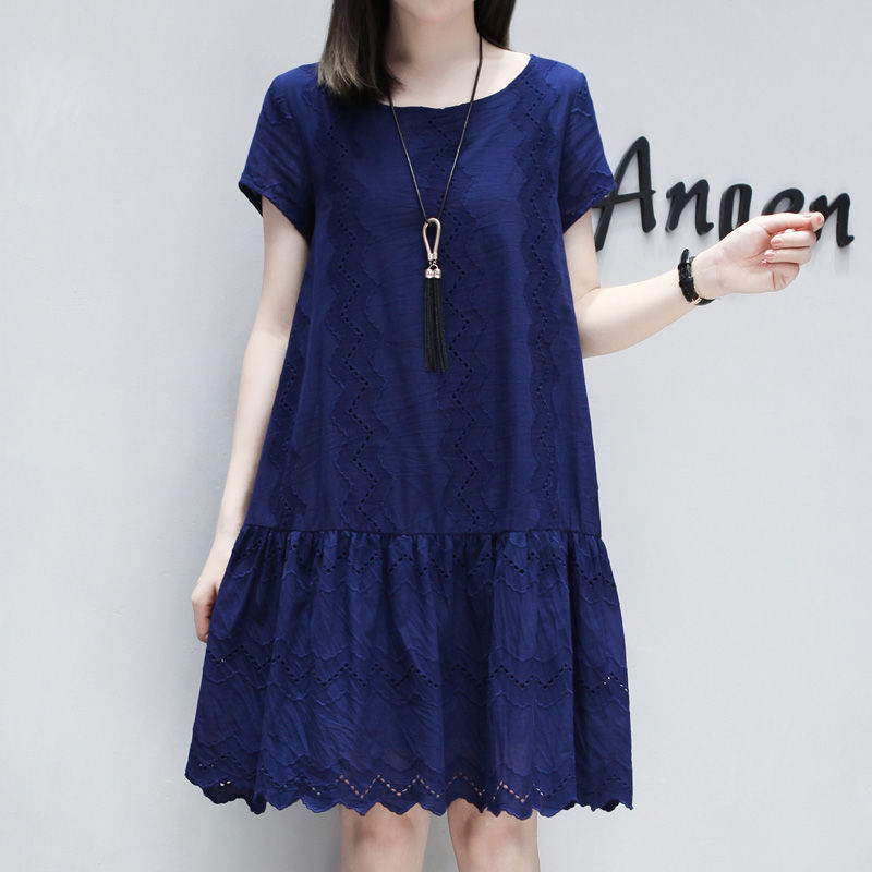 饭后散步，46岁妈妈就爱穿这“高雅裙”，美的路人频回头