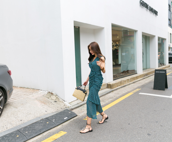 女神孙允珠，青花磨砂苔痕冰水晶玛瑙长裙