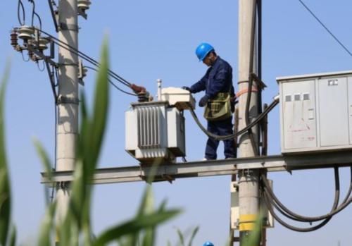  #门口#宅基地持有者尚未允许，电力公司就将变压器装在宅基地门