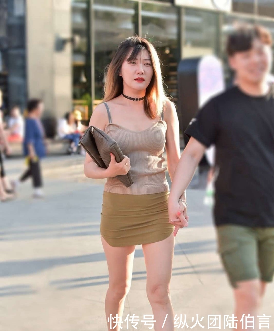 个性|路人街拍:气质独特的基础款穿搭,吊带背心+短裙,凸显温柔甜美的个性魅力