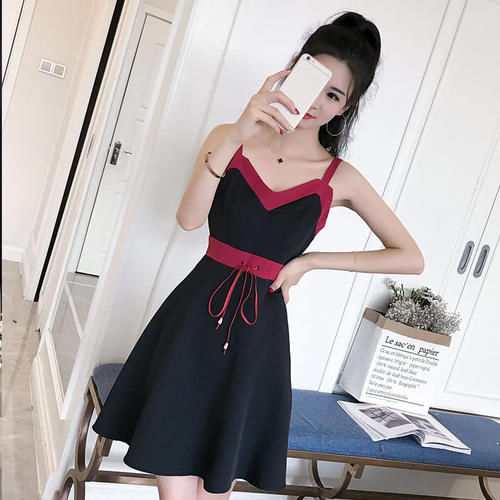 女人不要总穿短裤了，如今流行的裙子更养眼，同事都夸有眼光