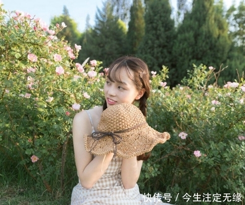 写真:阳光吊带裙美少女,午后俏皮唯美写真