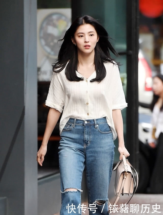 邻家:佳人韩素希打扮的如同邻家小妹,牛仔裤方头鞋清新自然