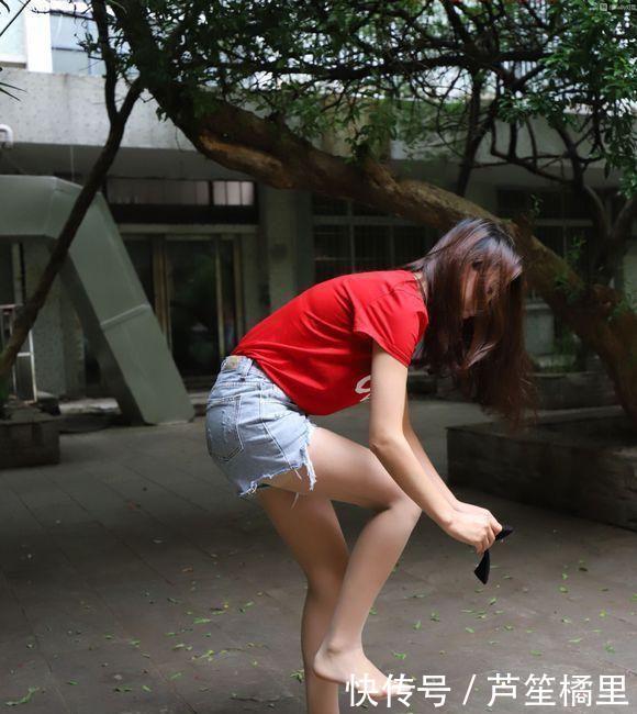 「 弯腰」魅力在不经意间散发，街拍：看到小姐姐弯腰穿袜子的样子好迷人