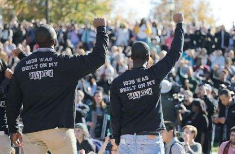 美国教师发表种族歧视言论,英语竟变成美国话