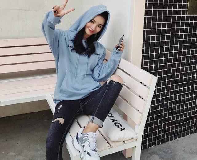  #气质#不想穿得太花哨，又怕黑白灰显老？试试高级的雾霾蓝，特别显气质