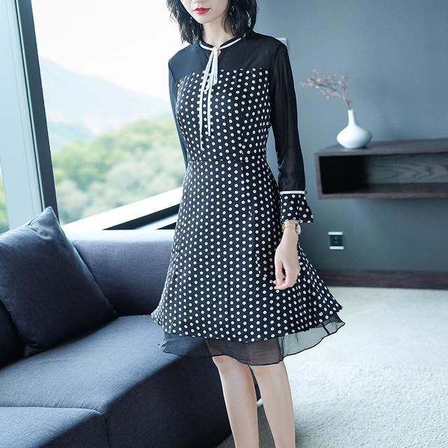 悄悄给妈妈买了4件大牌秋裙，时尚大方巨减龄，穿上秒变小姑娘