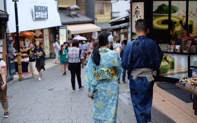日本清水寺建筑独特，身着和服行走于街巷的女子，成靓丽的风景