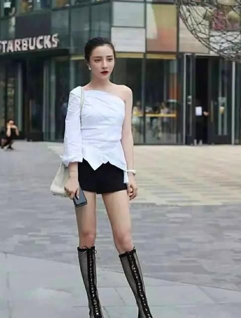  【潮范】潮范儿女神来了，街拍：出水芙蓉的美女，一条黑色的连衣裙，时尚女神大气