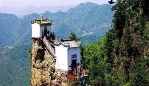 中国最险峻道观，四根石条搭在1665米悬崖之巅，感觉风一吹就要倒
