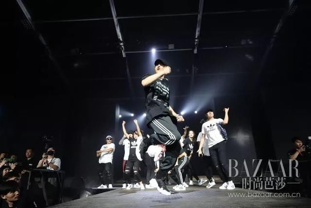 每周时报|LOEWE出书,Supreme卖报纸,本周时尚圈也太文艺了吧