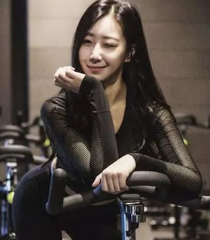 健身女神：她来告诉你胖不是丑！通过努力训练，身材比例更完美！