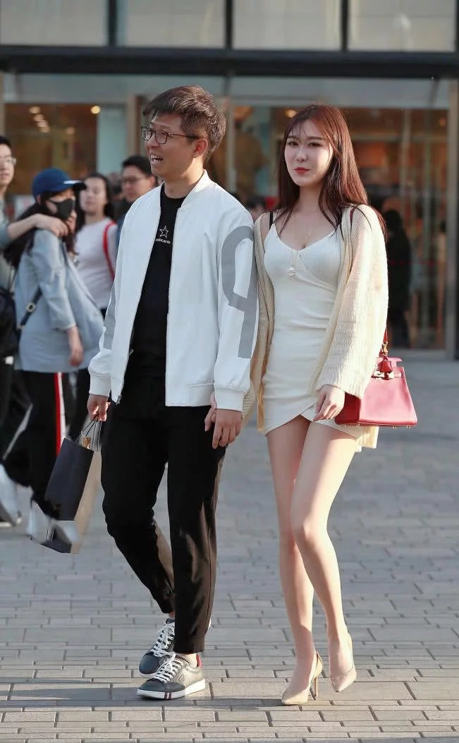 气质小姐姐修身穿搭完美的展现了小姐姐的身材曲线，十分的性感妩