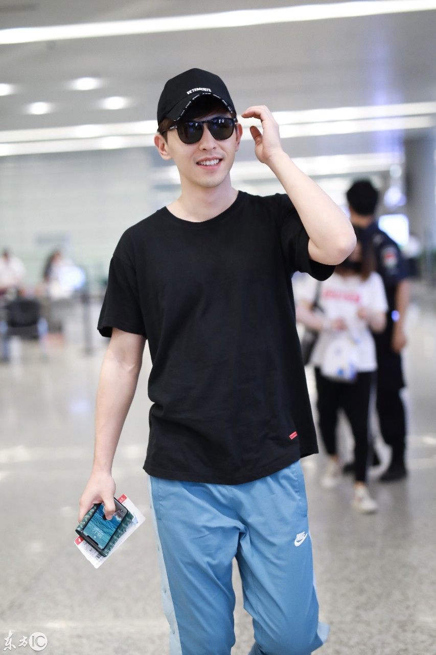 邓伦黑色短袖、牛仔裤、小白鞋机场街拍 网友